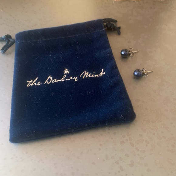The Danbury Mint, NEW NEVER WORN, Cultured BLACK Pearl stud earrings. - Picture 1 of 6